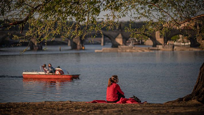 Telediario 1 - La República Checa pone fin al confinamiento por el coronavirus mientras aplica la "cuarentena inteligente"