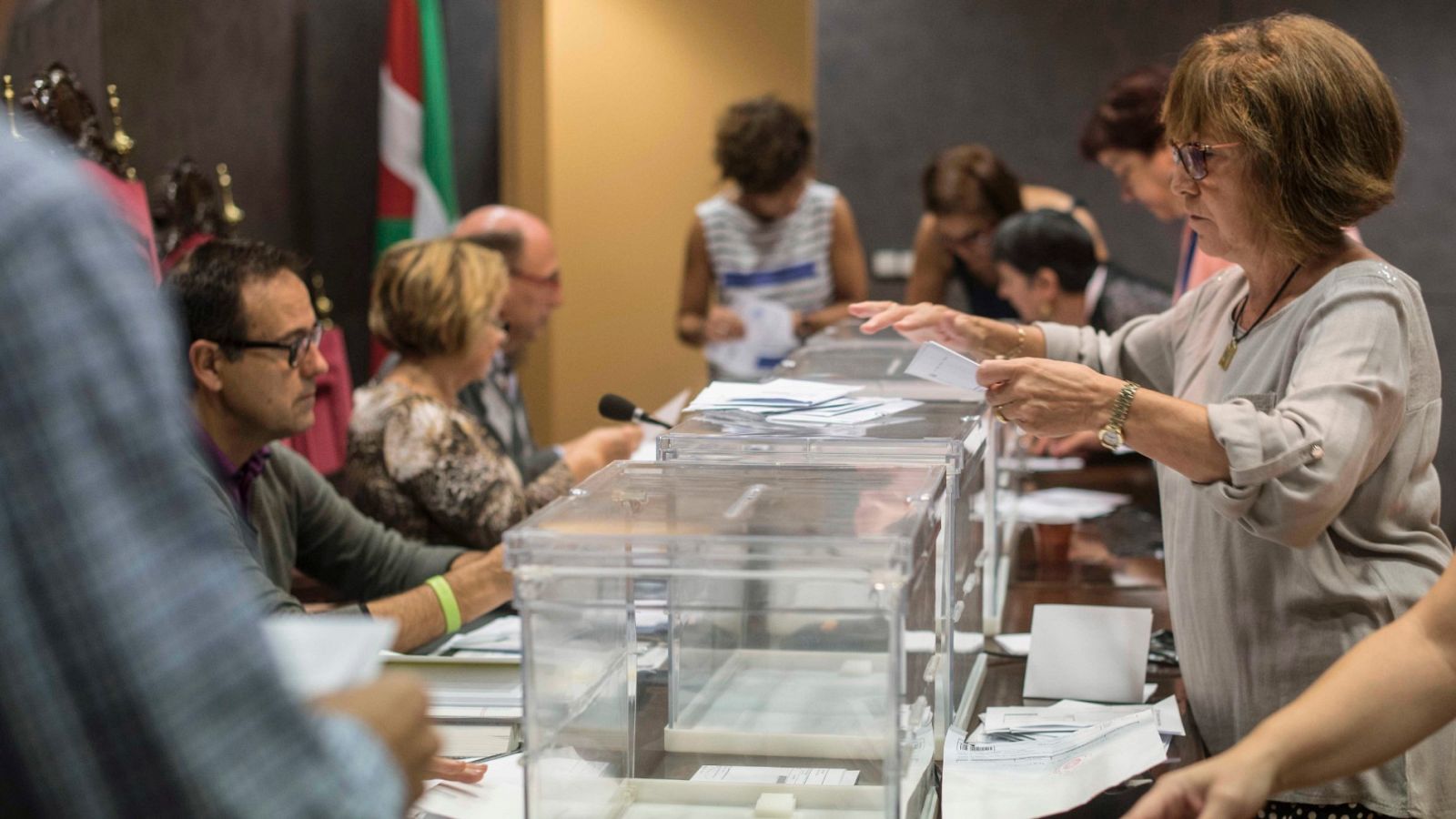 Urkullu bararja celebrar las pospuestas elecciones vascas en julio, pero para Feijóo, las gallegas no son prioridad