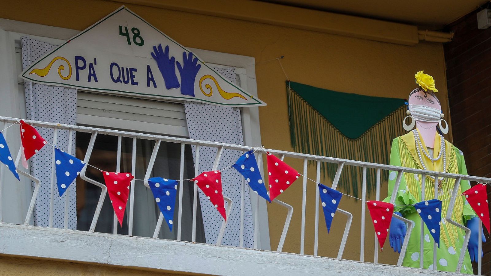 Los sevillanos celebran en casa la Feria de abril | Ver