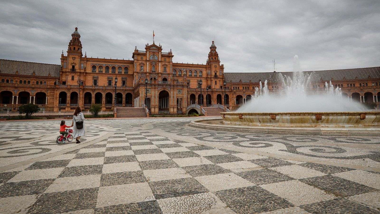 El primer paseo de los niños tras 42 días de confinamiento por el coronavirus | Ver