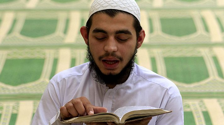 Telediario 1 - Marruecos vive su primer día de Ramadán con las mezquitas cerradas y sin rezos colectivos