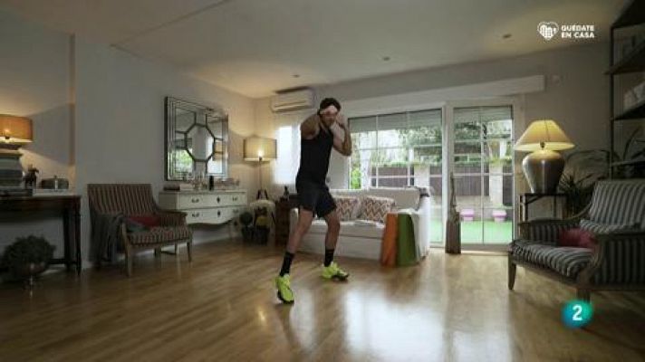 Muévete en casa - ¡Golpes de combate y saltos para empezar el entreno de hoy!