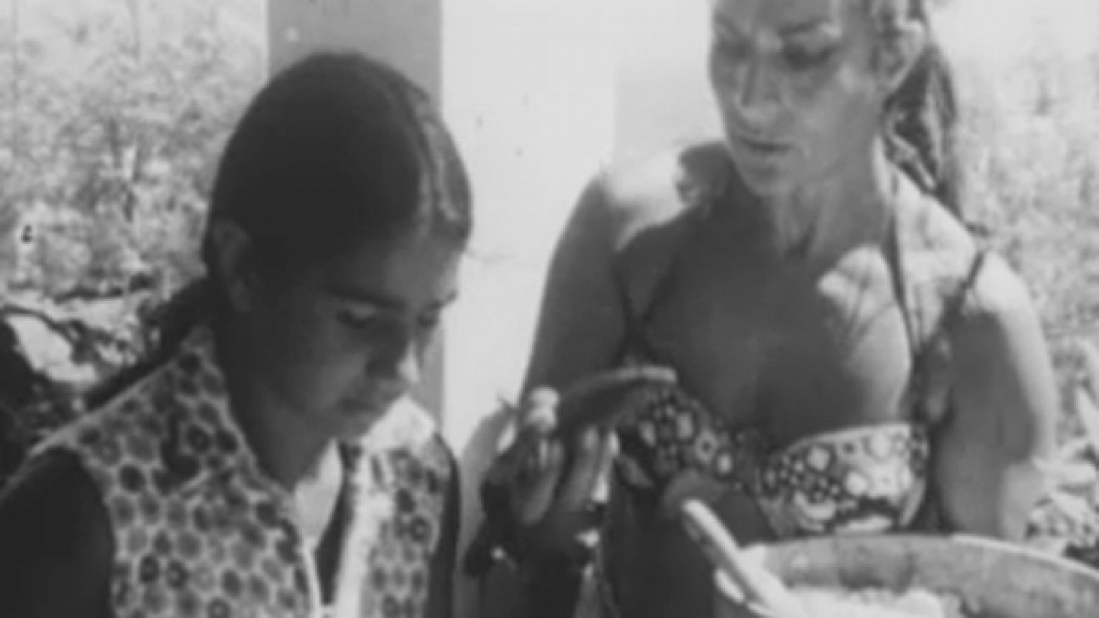 Lola Flores con sus hijos: piscina y gazpacho (1973)