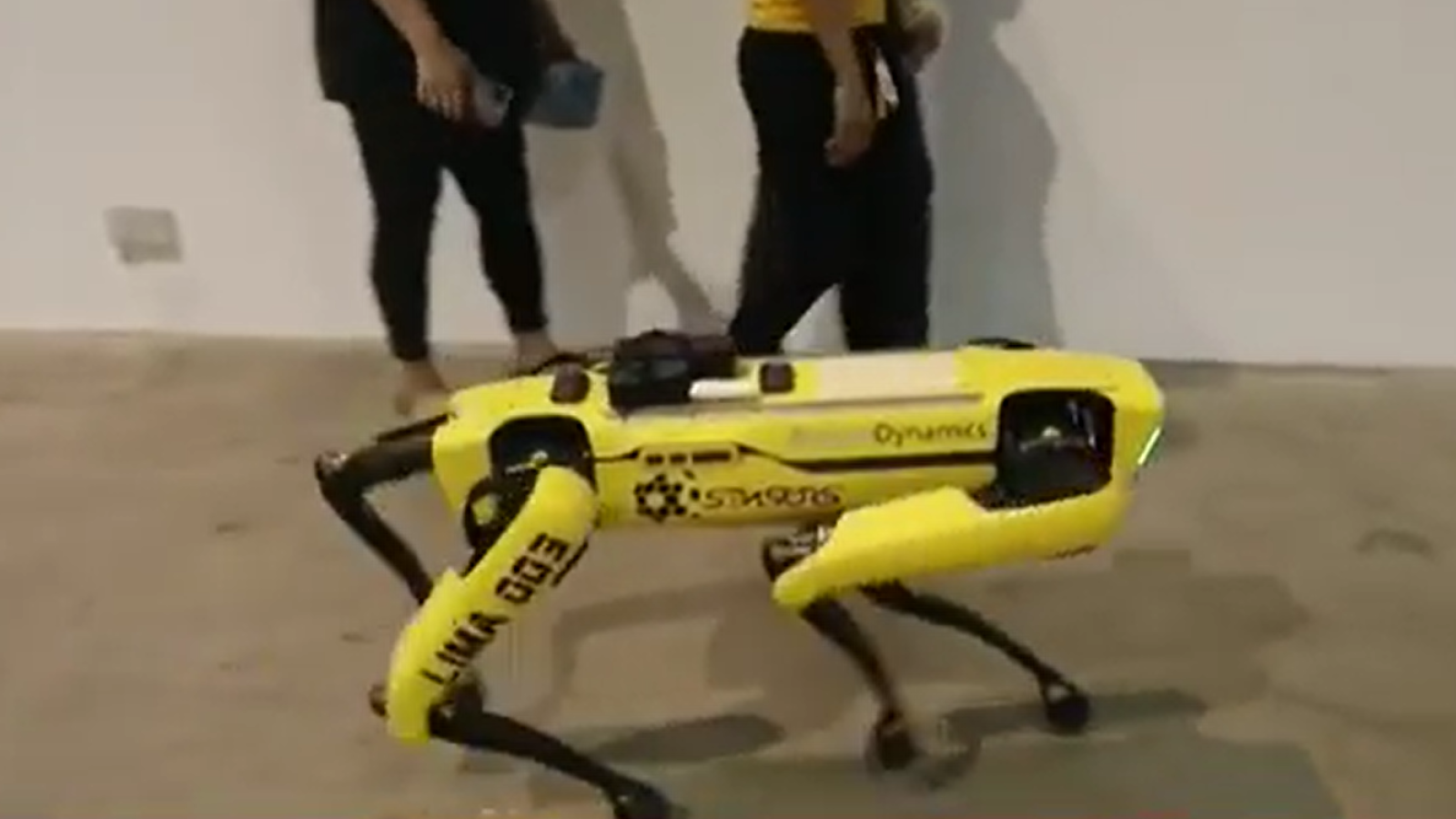 Singapur lucha por contener la pandemia mientras utiliza robots que evitar el contagio de los sanitarios - RTVE.es - Telediario 1 | Ver