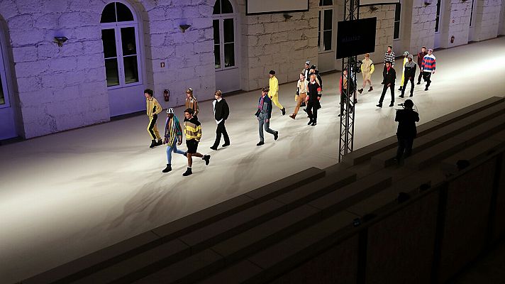Gente y tendencias - Ni prensa ni público, así ha sido el desfile de David Catalán en Oporto