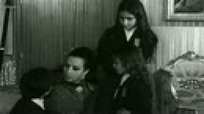 Lazos de sangre - Lola Flores con sus pequeños