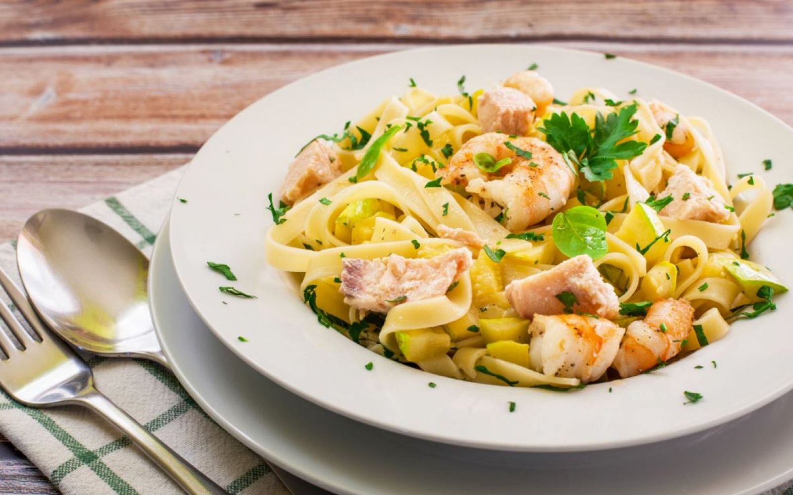 Receta de pasta con gambas, tomate y berenjenas 