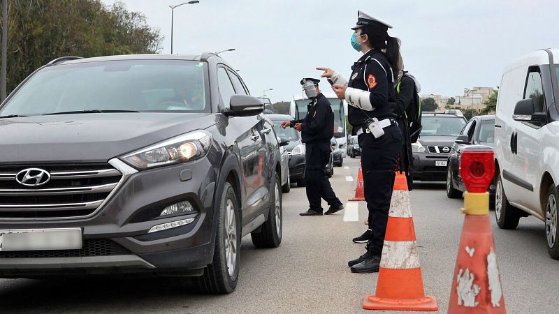 La Policía de Marruecos rastrea a los ciudadanos a través de una aplicación móvil - RTVE.es - Telediario 1 | Ver