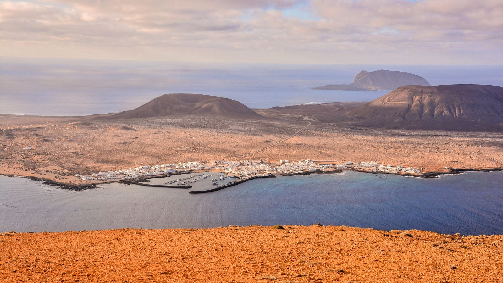 Este proceso hacia la "nueva normalidad" comenzará antes en algunos territorios insulares de Canarias y Baleares, que se encuentran en una situación muy favorable para empezar a plantearse la fase de transición. Es el caso de las islas menores habita