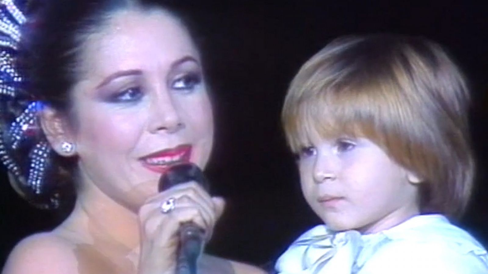 Kiko Rivera canta de pequeño con su madre (1985)