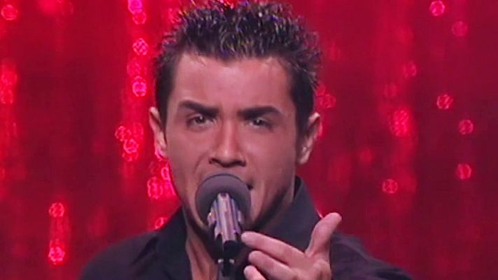 David Civera cantó "Dile que la quiero" en Eurovisión 2001