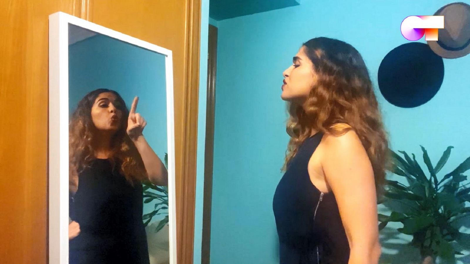 Anajú canta "Jolene" en el sexto pase de micros de #QuedOTenCasa. En el vídeo sale ella frente a un espejo. Y quien se ve es ella, pero no es un reflejo; son como dos Anajús.
