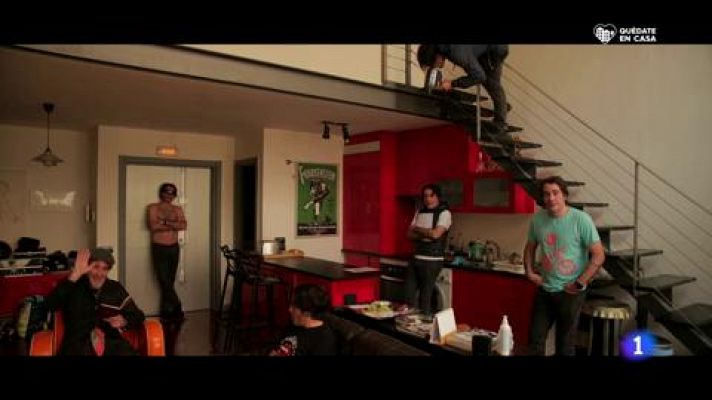 Telediario 1 - Con el confinamiento por el coronavirus, algunas casas se han convertido en platós y escenarios improvisados