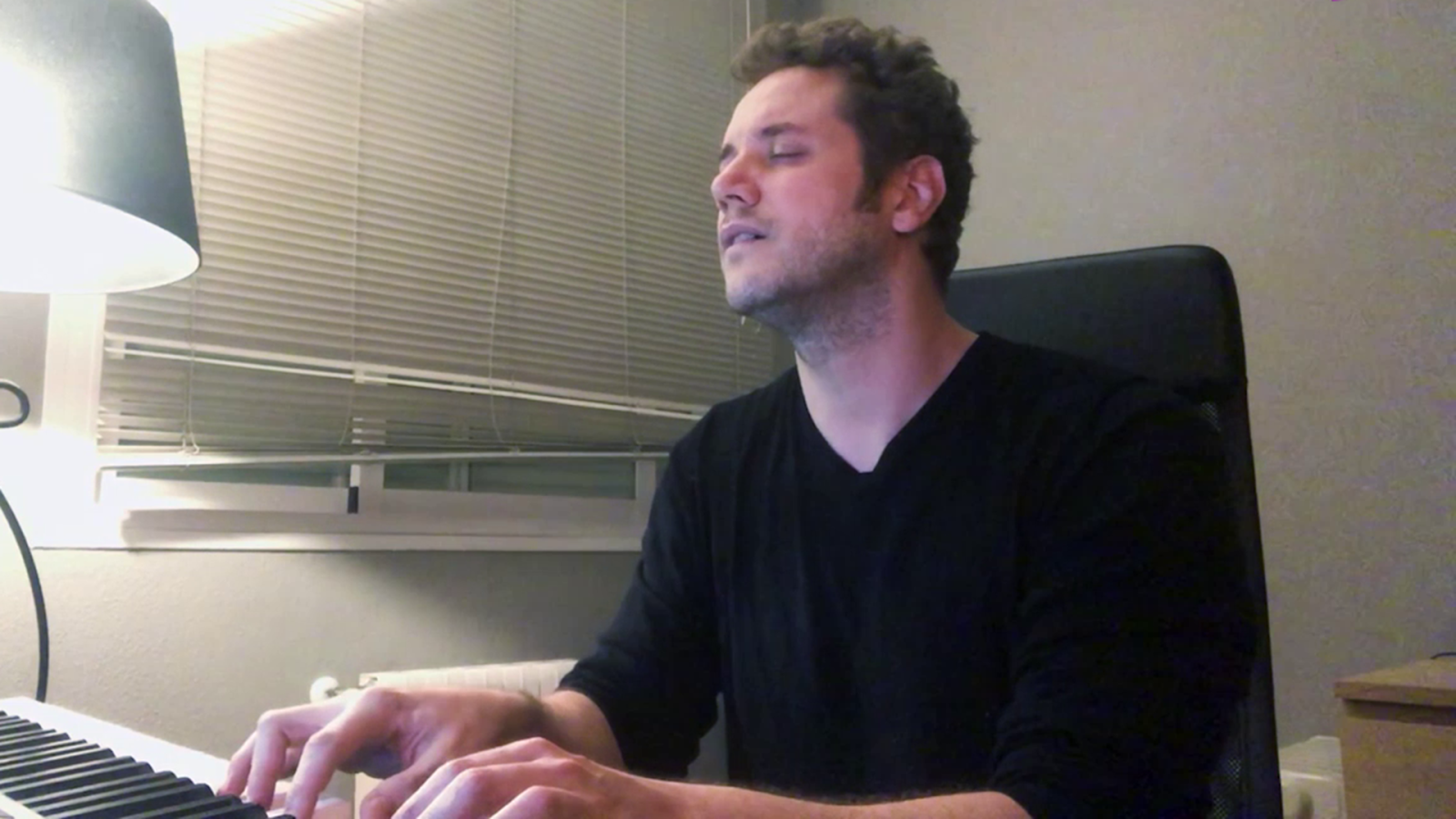 Daniel Diges canta "Algo pequeñito"