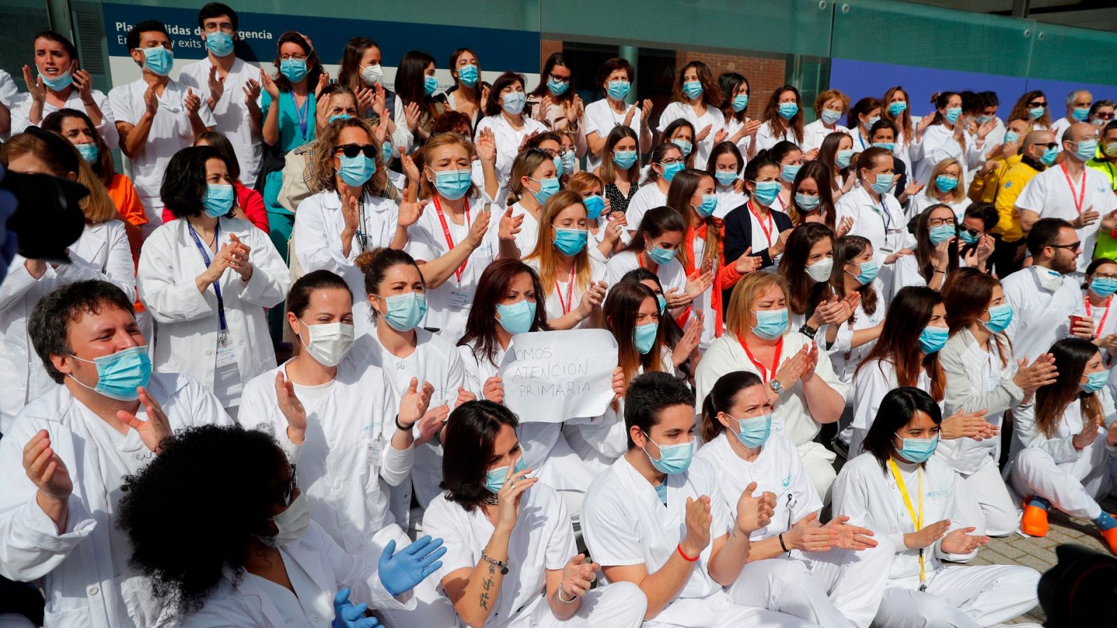 IFEMA cierra sus puertas al grito de "queremos test" de los sanitarios