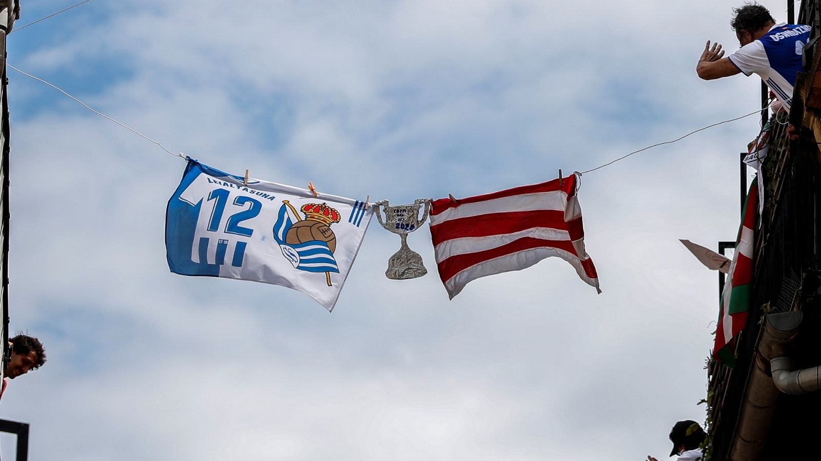  la UEFA advierte a la Federación Española de Fútbol de que si la final de la Copa del Rey no se puede jugar antes de finalizar la temporada, se pierde el derecho a una plaza europea. Ahora serán Athletic y Real Sociedad quienes decidan si juegan a puerta cerrada sin publico para no perder la opción de jugar en Europa.

