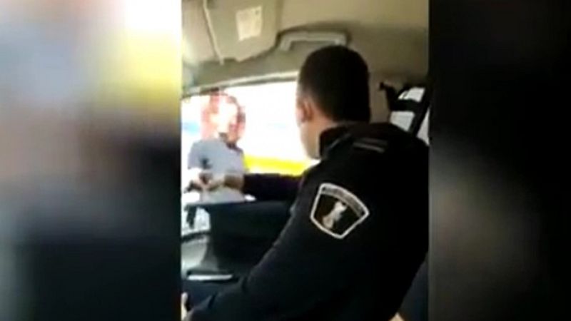 Las autoridades investigan un vídeo en el que dos policías locales humillan a una mujer transexual