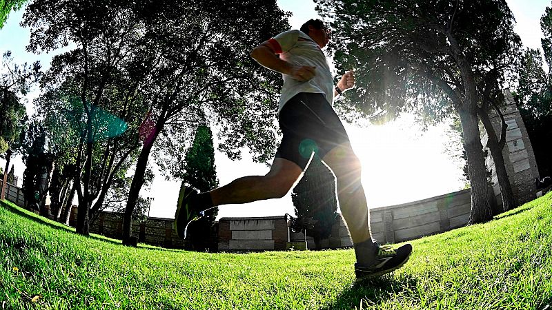 Las personas mayores de 14 años salen a correr o pasear, tras siete semanas de confinmiento