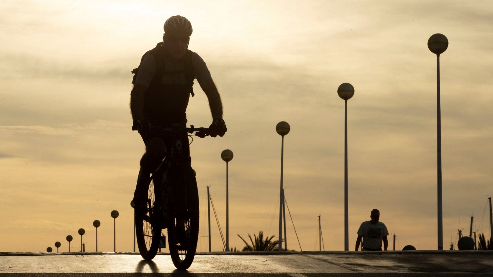 Las calles de Barcelona se llenan de deportistas y paseantes en el primer día de desconfinamiento