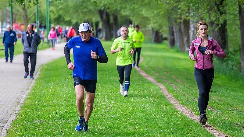 Las grandes ciudades se llenan de deportistas y transeúntes en el primer día de paseos permitidos