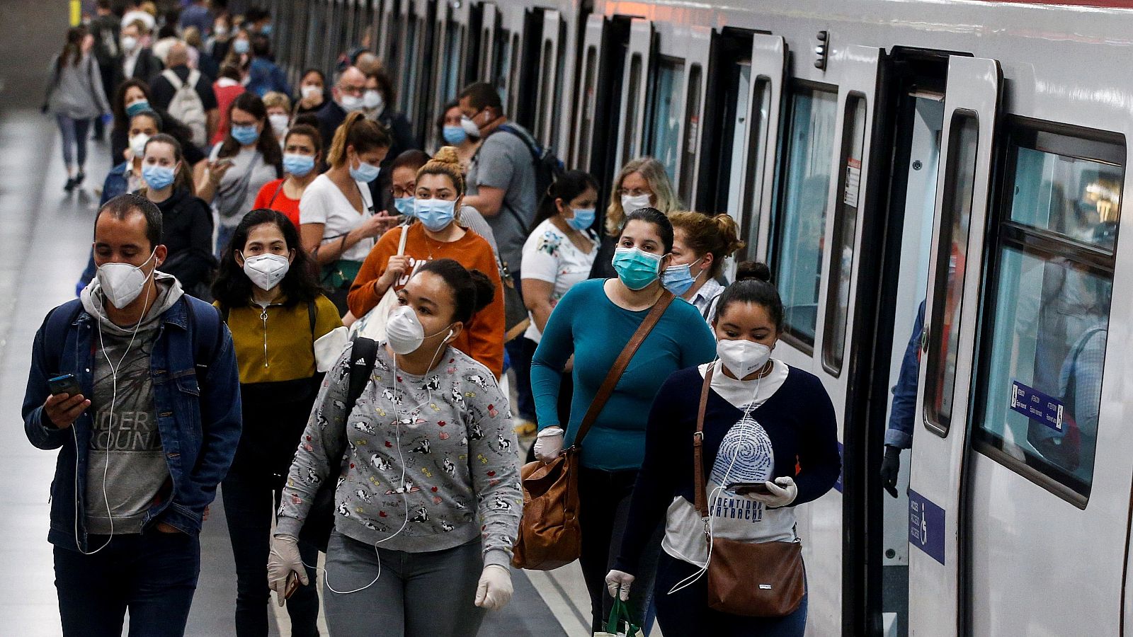 La obligación de utilizar las mascarillas si se va en transporte público es una decisión que se adopta después de que el Centro Europeo para la Prevención y Control de Enfermedades avale el uso de mascarillas también en asintomáticos, principalmente 
