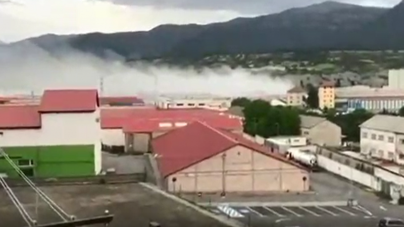 Un incendio en una fbrica de cloro en Sabinigo obliga a confinar a la poblacin