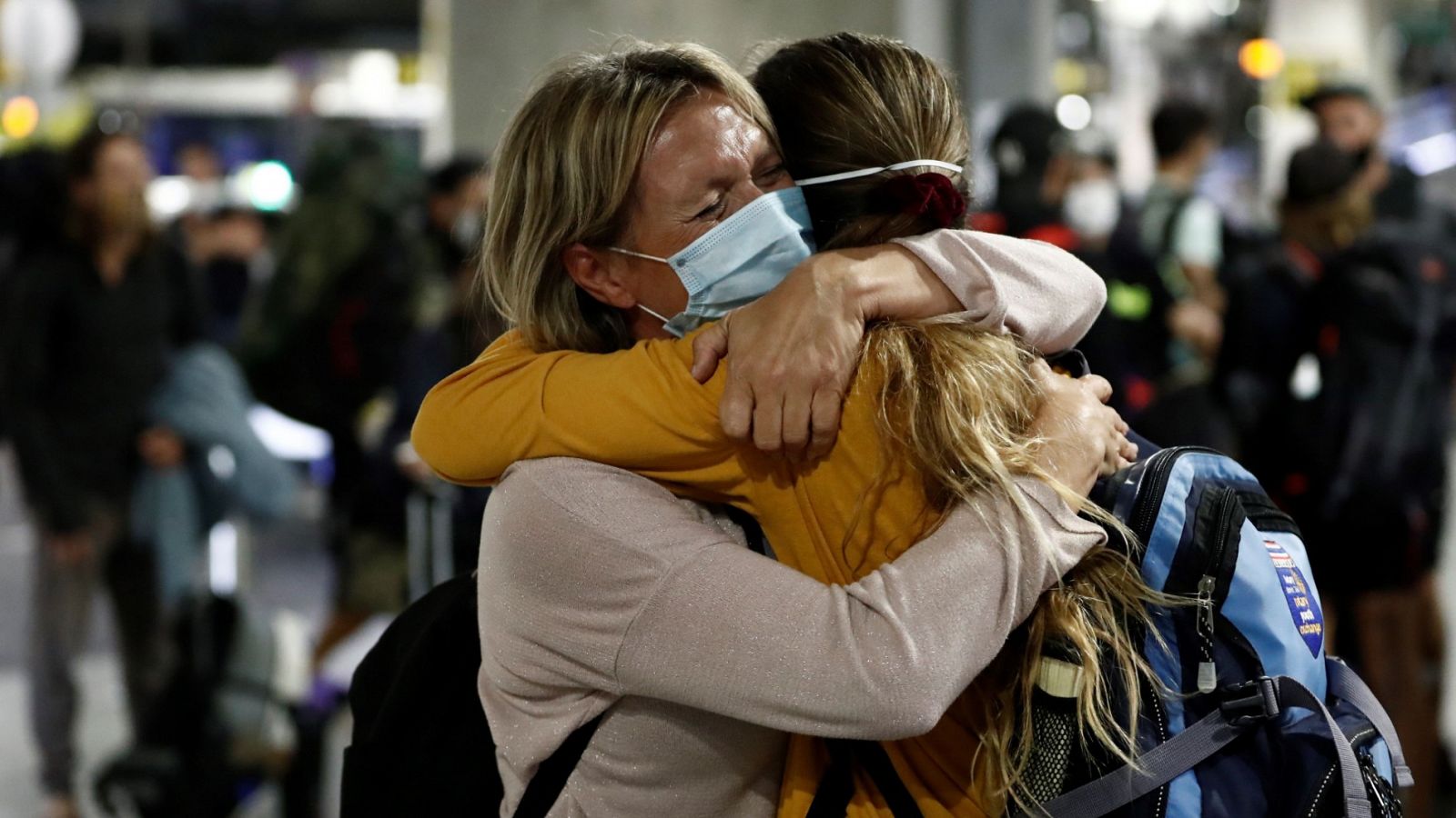 Familias separadas durante semanas por el confinamiento esperan poder reencontrarse - RTVE.es