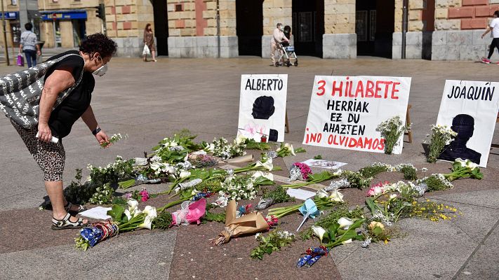 Zaldibar recuerda con flores a los dos trabajadores del vertedero desaparecidos