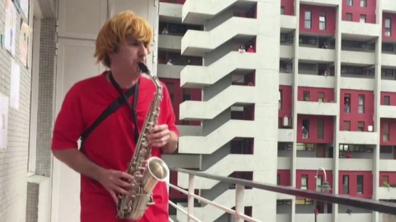 Cada día de confinamiento un joven músico de Bilbao regala una actuación a sus vecinos