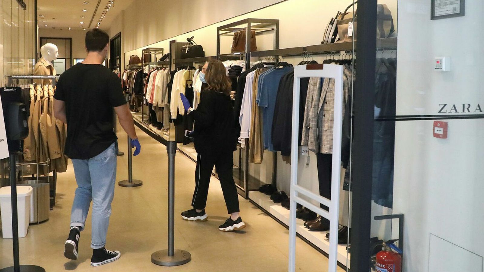 Inditex reabre sus tiendas de menos de 400 metros con cita previa - RTVE.es - Telediario 1 | Ver