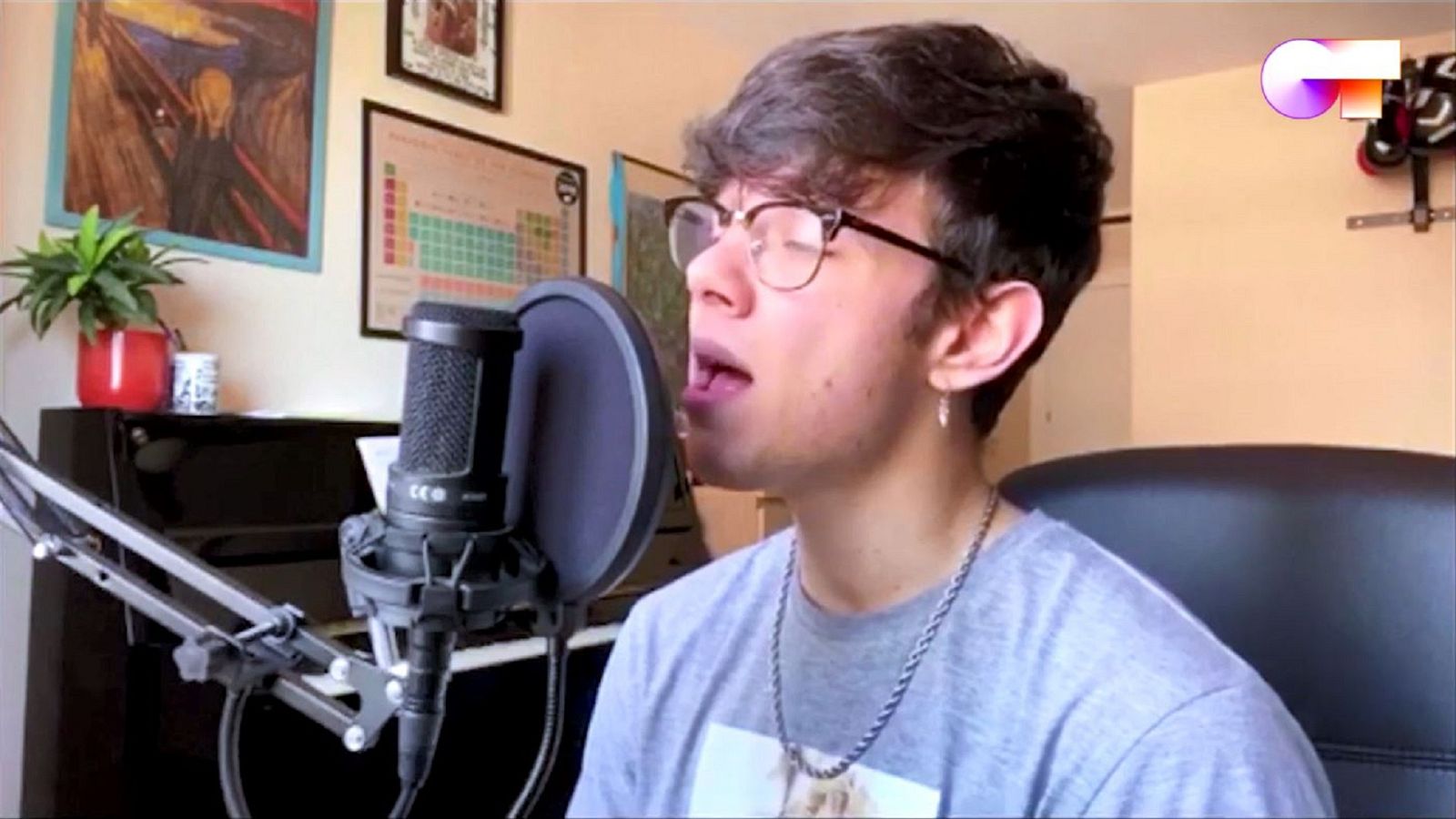 Flavio canta "Stitges" en el séptimo y último pase de micros de #QuedOTenCasa