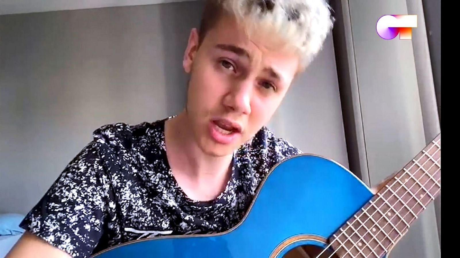 Hugo canta "Stitges" en el séptimo y último pase de micros de #QuedOTenCasa