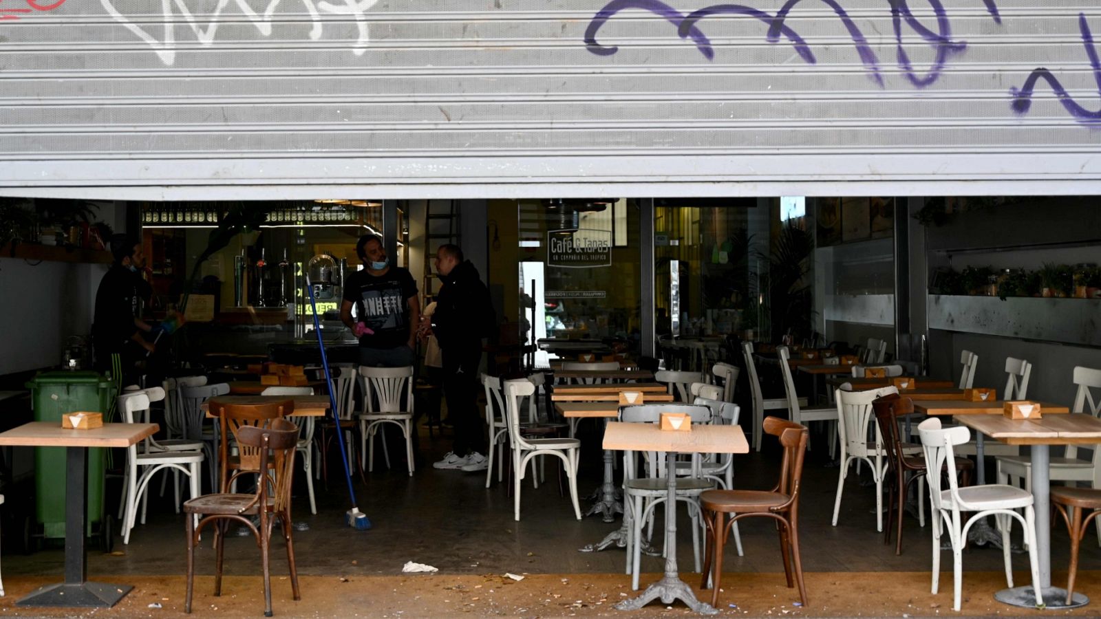 Así se preparan bares y comercios para poder abrir a partir de la próxima semana