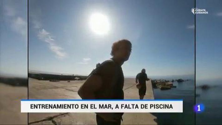 A falta de piscinas, los waterpolistas entrenan en el mar