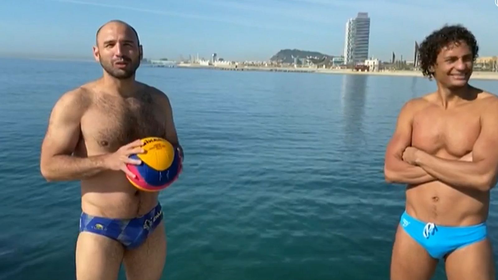 A falta de piscinas, los waterpolistas Perrone y Fernández entrenan en el mar