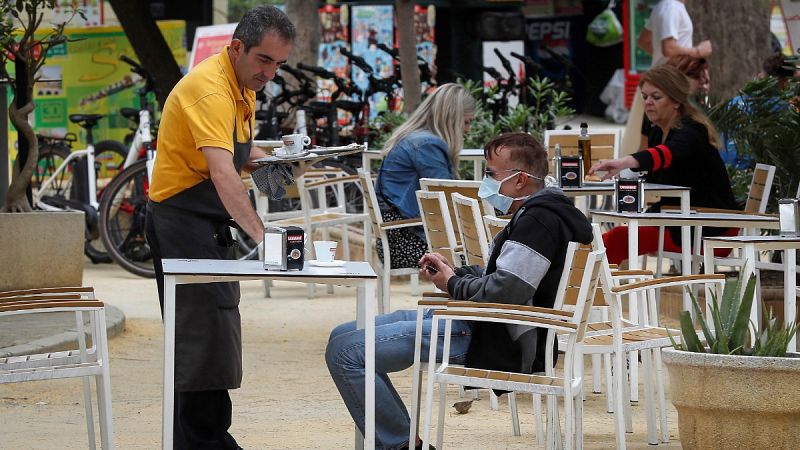 El Gobierno permitirá la reapertura de administraciones de lotería, concesionarios de automoción, estaciones de inspección técnica de vehículos (ITV), bibliotecas, mercadillos, viveros y centros de jardinería en aquellas zonas que a partir del lunes