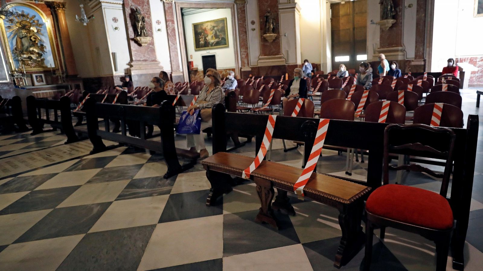 Coronavirus | Polémica en Valencia por la decisión del arzobispado de abrir al público la Basílica de la Virgen de los Desamparados