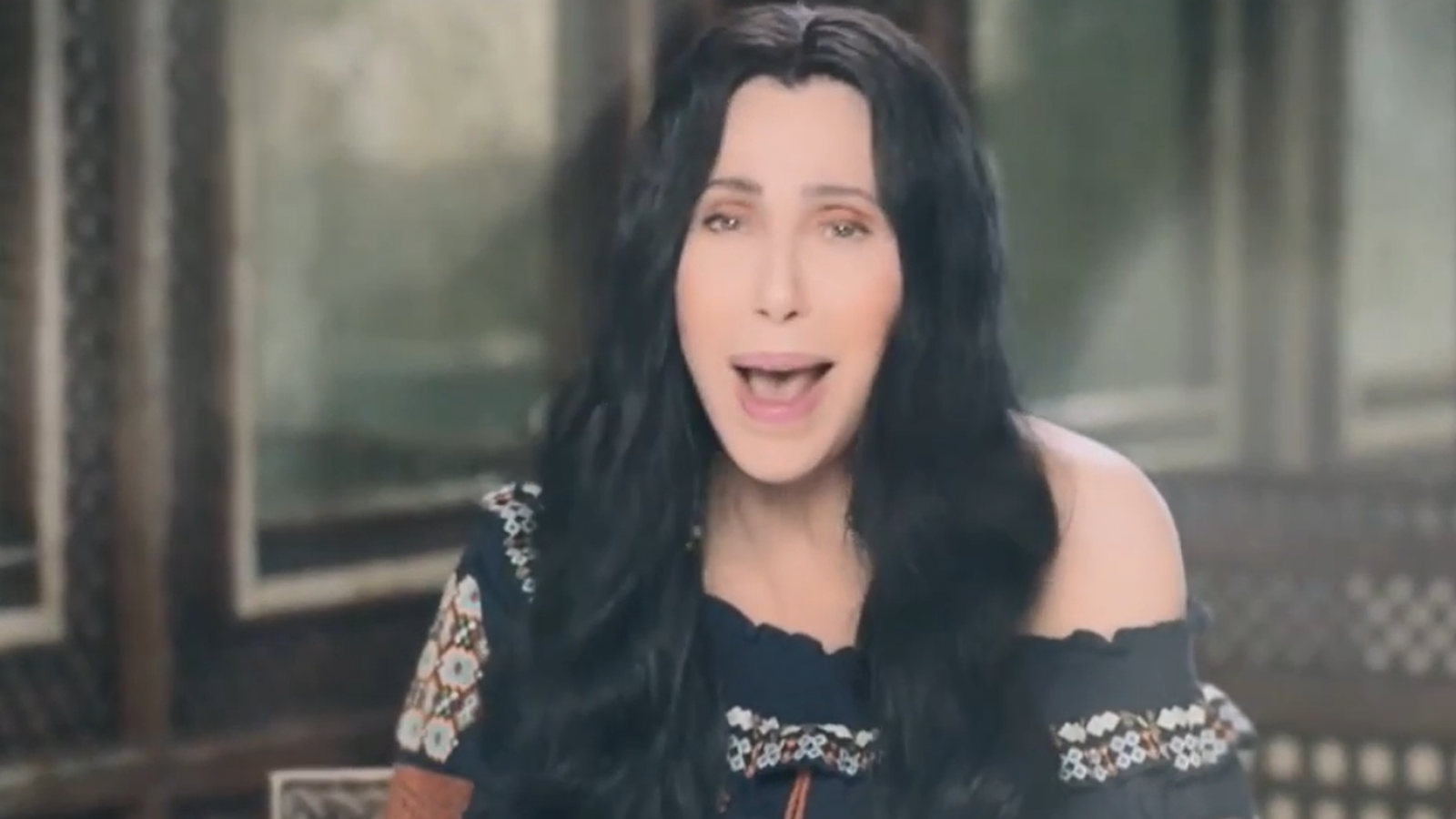 Cher canta en español el "Chiquitita" y donará los beneficios a Unicef y la lucha del COVID-19 - RTVE.es - Telediario 1 | Ver