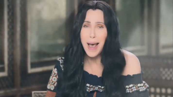 Cher canta en español el "Chiquitita"