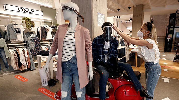 Telediario 1 - Media España puede volver hoy a las tiendas, terrazas y reuniones con familiares y amigos