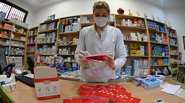 Telediario 1 - Los madrileños hacen cola en las farmacias para recoger sus mascarillas mientras colectivos sanitarios les piden donarlas