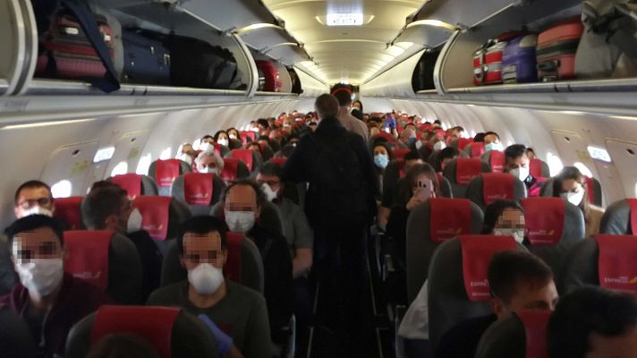 Polémica por la seguridad en los aviones tras un vuelo lleno