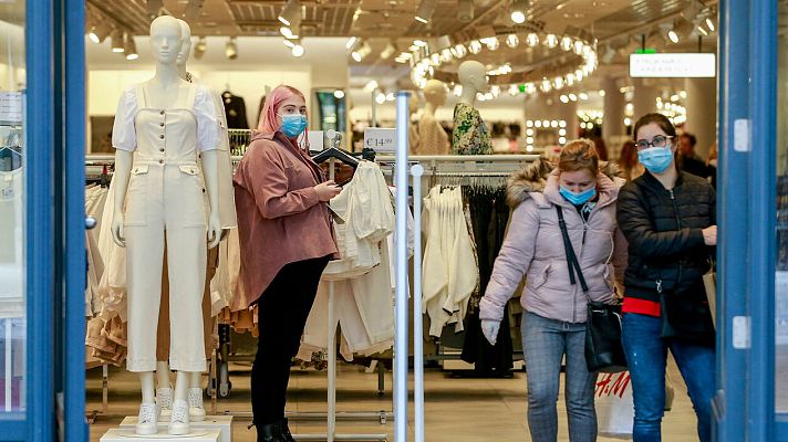 Bélgica reabre con largas colas los comercios cerrados