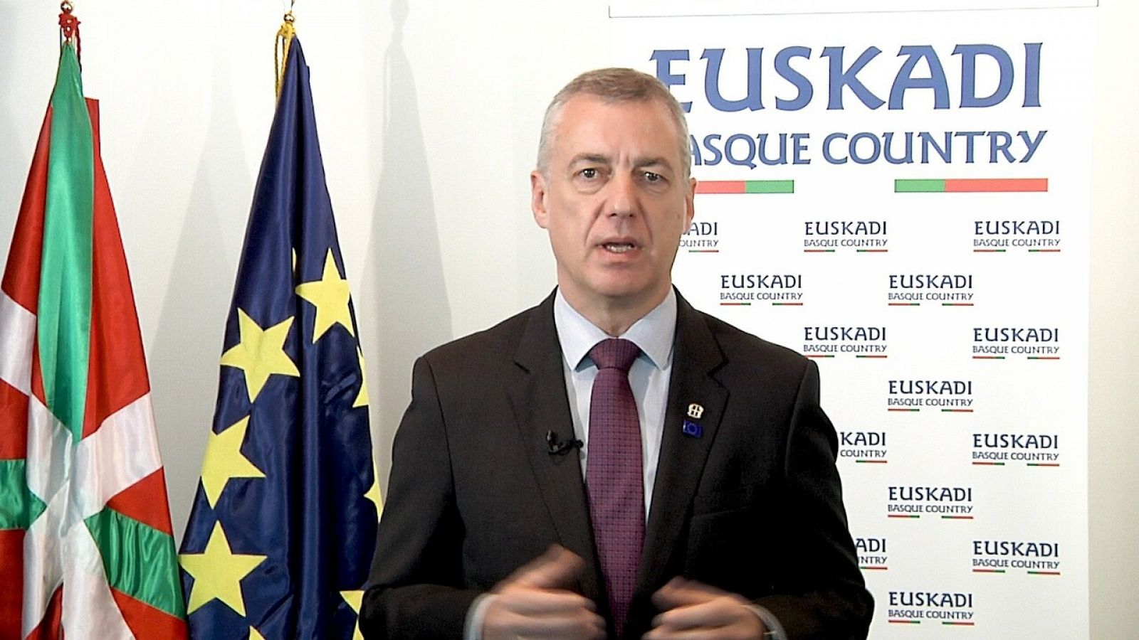 Un grupo de sanitarios abuchea a Urkullu en su visita al hospital de Cruces, en Barakaldo -RTVE.es | Ver