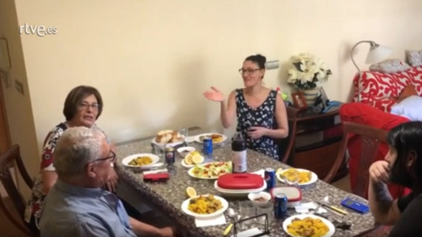 Una familia de Murcia explica mediante un vídeo cómo ha vivido su primer reencuentro tras la declaración del estado de alarma por el coronavirus. No ha habido besos ni abrazos, por precaución, pero sí han podido disfrutar de una comida juntos.