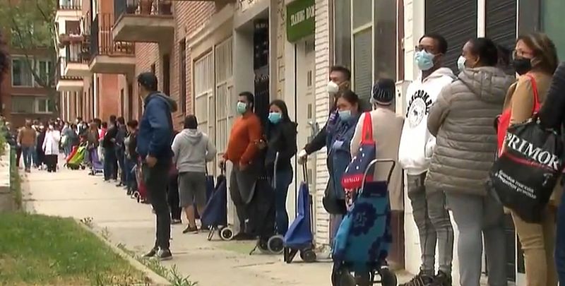 Largas colas en una parroquia de Madrid para recoger comida: "Cada día hay más gente y es lo más triste"