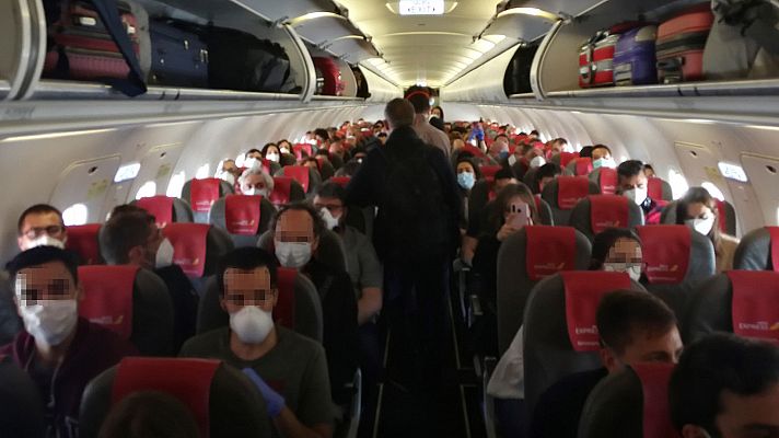 Fernando Simón recomienda dejar un asiento vacío entre los ocupantes de un vuelo