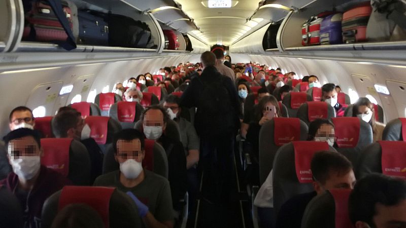 Fernando Simón recomienda dejar un asiento vacío entre los ocupantes de un vuelo