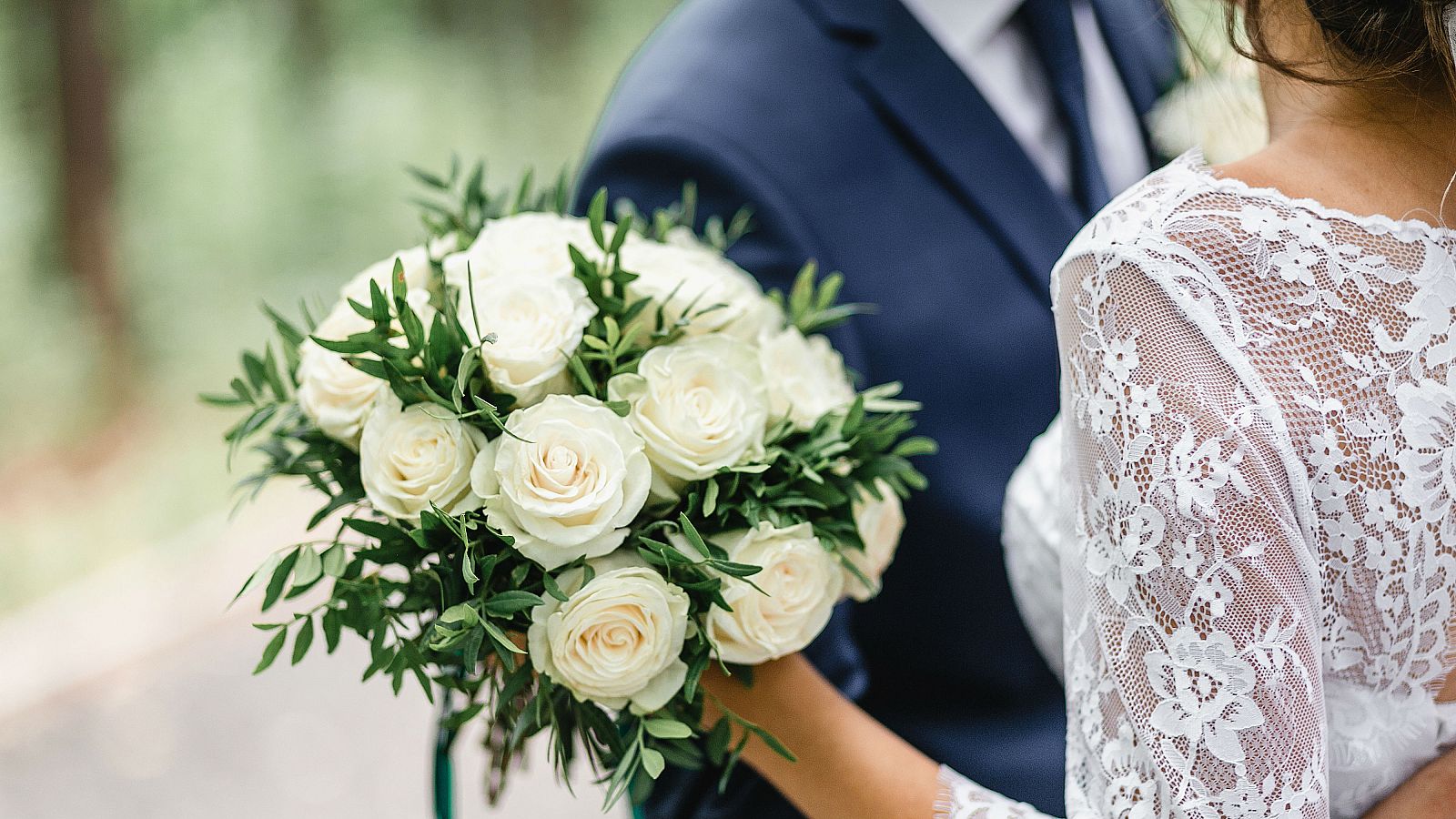 El coronavirus deja las bodas de 2020 en el aire - RTVE.es - Telediario 1 | Ver