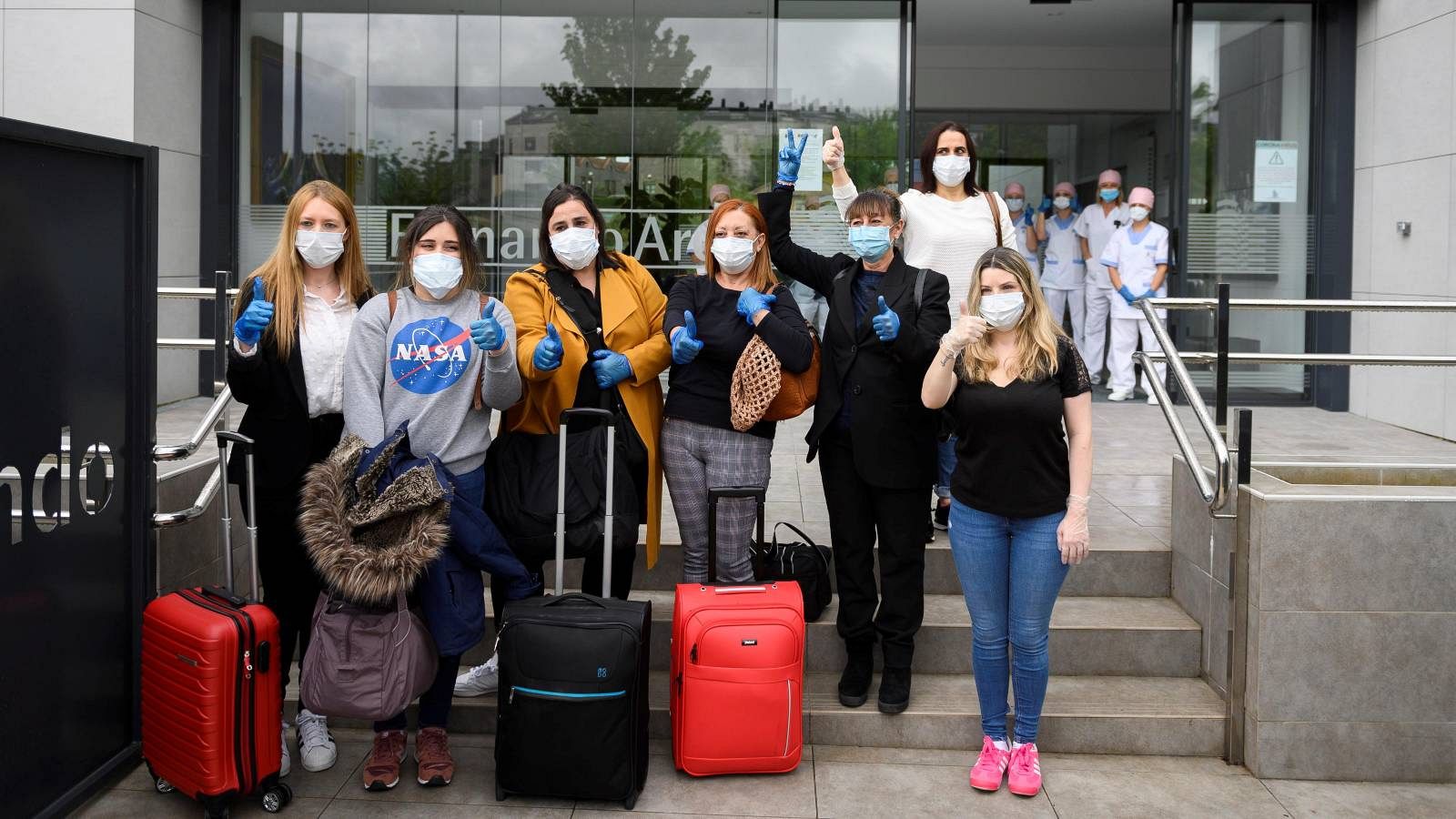 Aisladas para cuidar: dan el relevo tras 40 días de trabajo | Ver